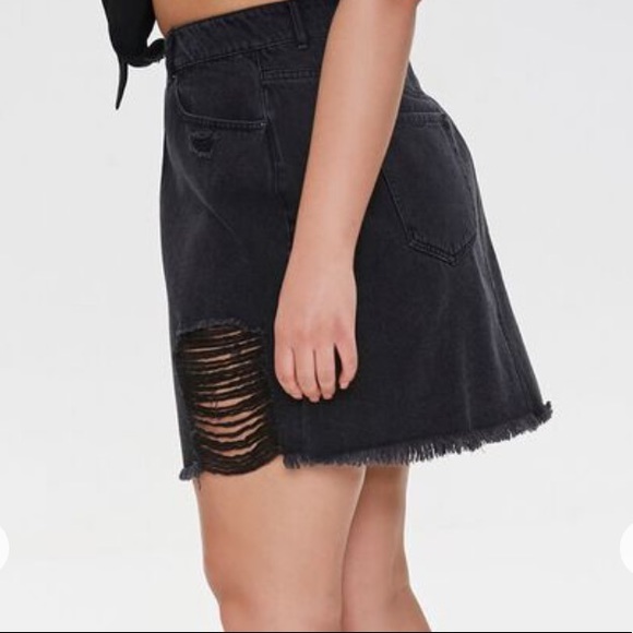 Plus Size Frayed Denim Mini Skirt - Picture 2 of 5
